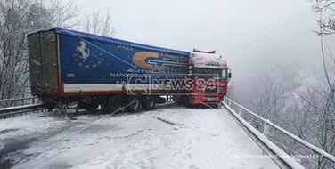 Autotreno di traverso sulla carreggiata, bloccata la Statale 107