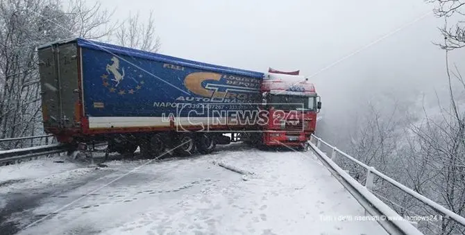 Autotreno di traverso sulla carreggiata, bloccata la Statale 107