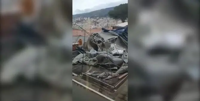 Maltempo, all'ospedale di Paola il vento distrugge la tenda pre triage