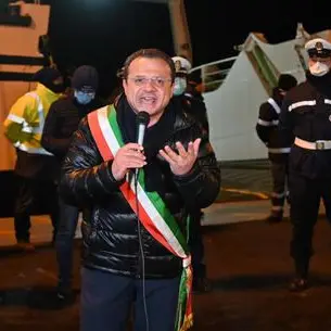 Passeggeri sbarcati a Messina, il sindaco: «Occupo l’hotel in cui sono fermi»