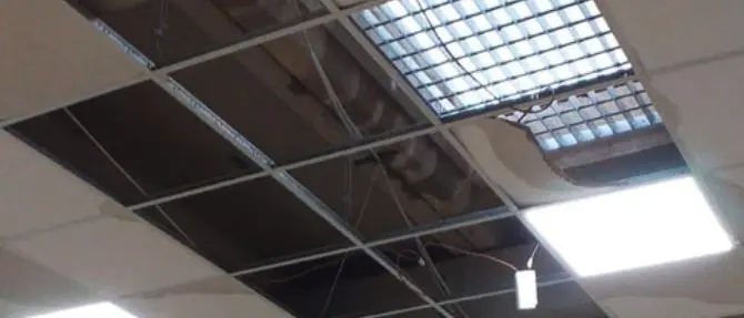 Maltempo, nel Crotonese crolla il tetto di un ufficio postale. Danni al porto