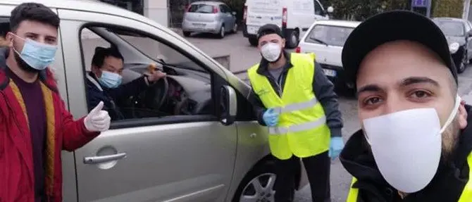 Cinesi distribuiscono mascherine a Nocera. I cittadini: «Una lezione di umanità»