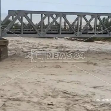 Trebisacce, il torrente Saraceno fa paura: chiusa la strada per Villapiana