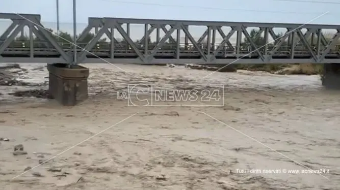 Trebisacce, il torrente Saraceno fa paura: chiusa la strada per Villapiana