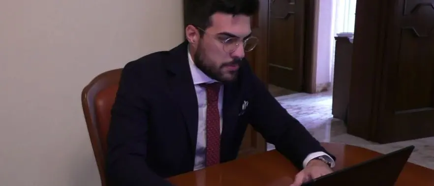 Laurearsi ai tempi del Covid-19, lo studente: «La mia tesi discussa in salotto»