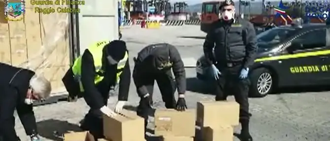 Requisite 19 tonnellate di materiale medico al porto di Gioia Tauro