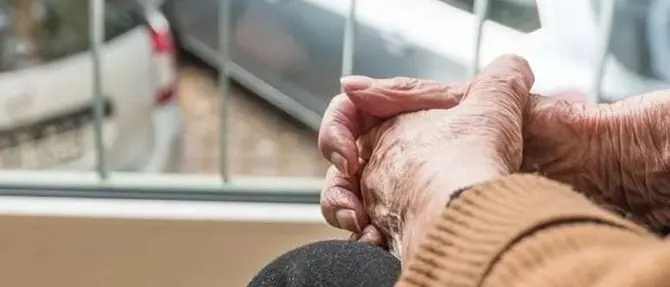 Coronavirus, tamponi a tappeto anche nelle case di riposo: «Ma come?»