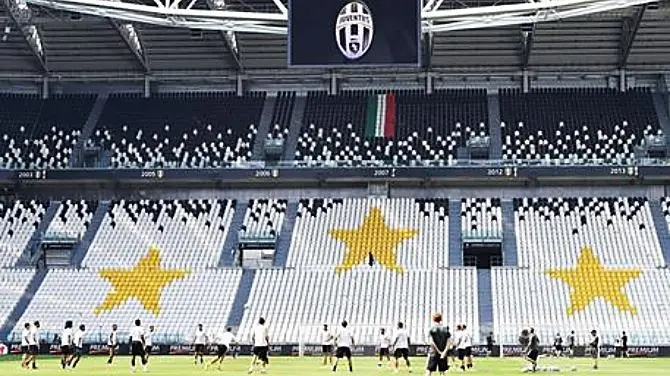 Coronavirus, la Juve taglia lo stipendio a calciatori e allenatore