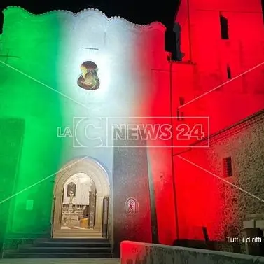 Spezzano Sila, la luce del tricolore sul Santuario di San Francesco