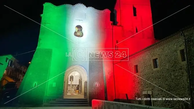 Spezzano Sila, la luce del tricolore sul Santuario di San Francesco