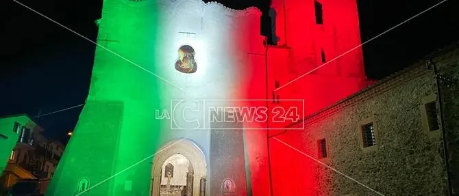Spezzano Sila, la luce del tricolore sul Santuario di San Francesco