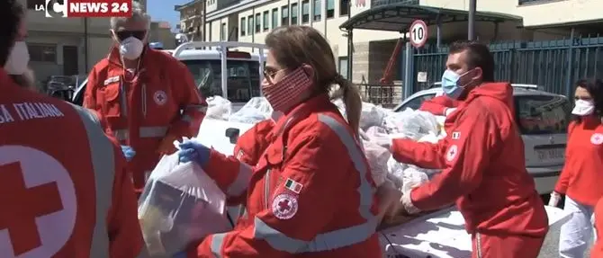 In fila per la spesa donata: il cuore dei vibonesi batte per chi non ce la fa
