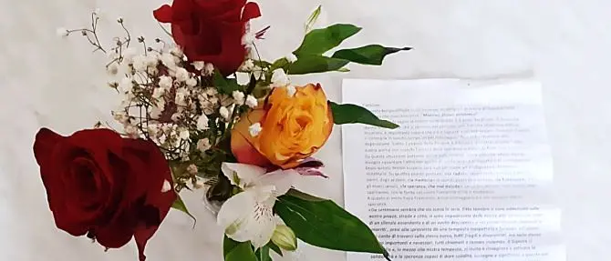 Coronavirus, parroco vibonese regala fiori alla comunità: «Ne usciremo insieme»