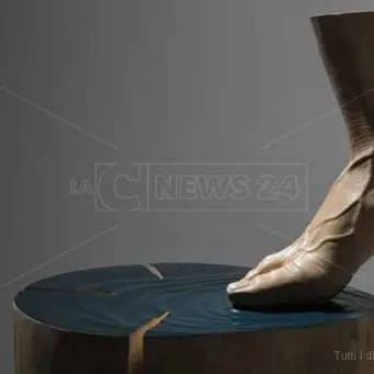«Ora i naufraghi siamo noi», l'autore spiega la scultura donata al Mater Domini