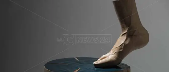 «Ora i naufraghi siamo noi», l'autore spiega la scultura donata al Mater Domini