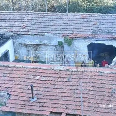 Cosenza, la Polizia locale sgombera degli abusivi da un rudere in centro