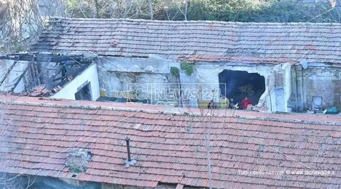 Cosenza, la Polizia locale sgombera degli abusivi da un rudere in centro