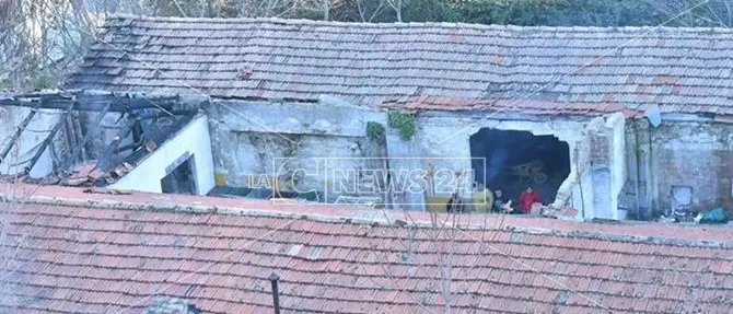 Cosenza, la Polizia locale sgombera degli abusivi da un rudere in centro