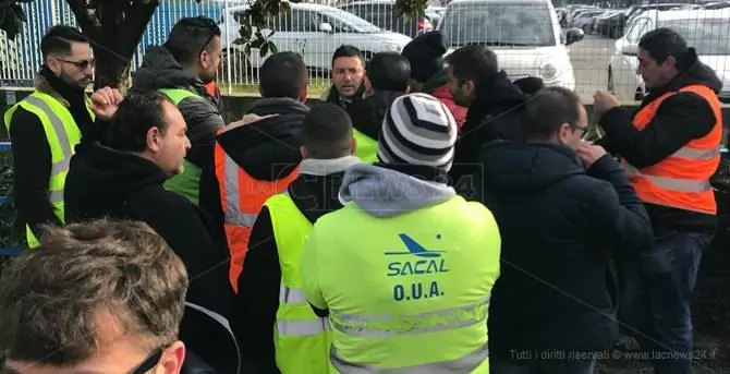 Stagionali Sacal: «Lasciati a casa, lo Stato adesso non ci abbandoni»