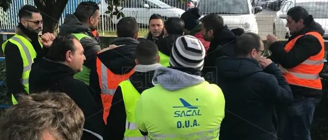 Stagionali Sacal: «Lasciati a casa, lo Stato adesso non ci abbandoni»