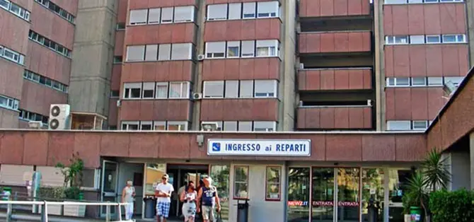Coronavirus, sanitari positivi all'ospedale di Reggio Calabria: aperta inchiesta interna