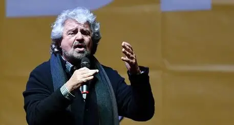 Beppe Grillo: «Reddito universale per tutti, unica via d’uscita dalla crisi»