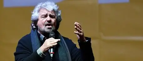 Beppe Grillo: «Reddito universale per tutti, unica via d’uscita dalla crisi»