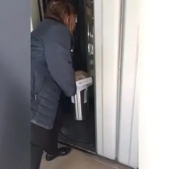 Coronavirus, porte girevoli usate come sportello e assembramenti in una banca di Corigliano Rossano