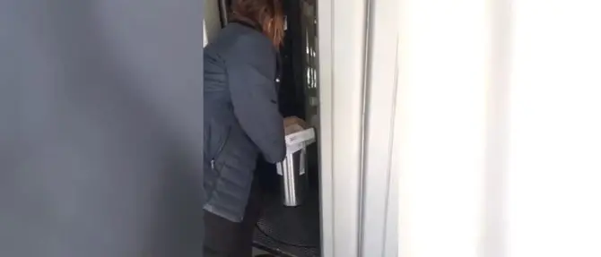 Coronavirus, porte girevoli usate come sportello e assembramenti in una banca di Corigliano Rossano