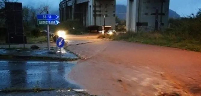 Maltempo: Vibonese in ginocchio tra strade allagate, frane e fango