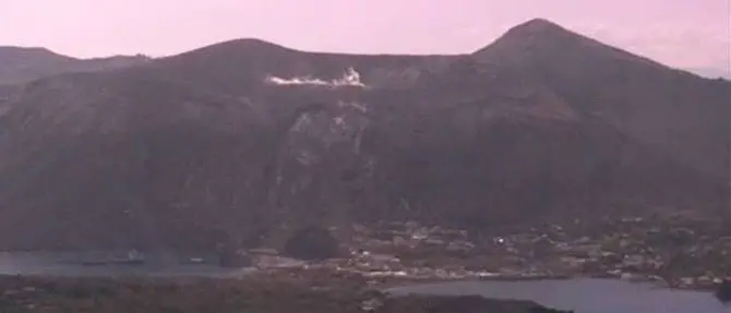 Lo Stromboli si risveglia, nuova eruzione: la lava raggiunge il mare