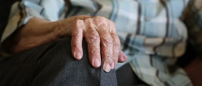 Condannati a morire soli e senza cure, la cinica giostra sulla vita degli anziani di Chiaravalle