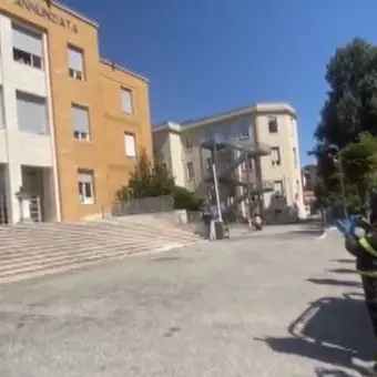 Sirene accese all'Annunziata, omaggio dei vigili del fuoco agli eroi in corsia