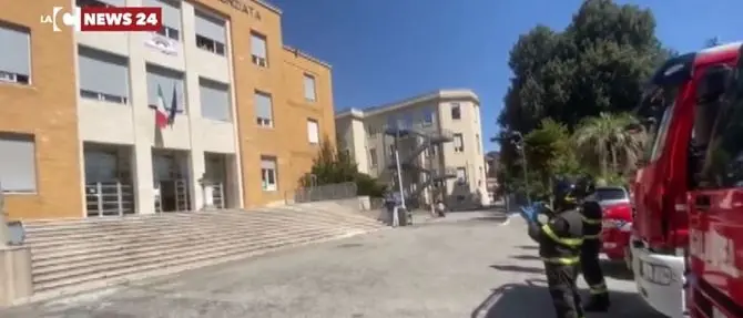 Sirene accese all'Annunziata, omaggio dei vigili del fuoco agli eroi in corsia