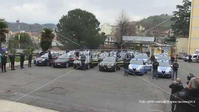 Cosenza, l'abbraccio delle forze dell'ordine ai medici dell'ospedale: video