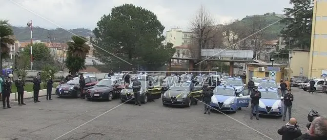Cosenza, l'abbraccio delle forze dell'ordine ai medici dell'ospedale: video