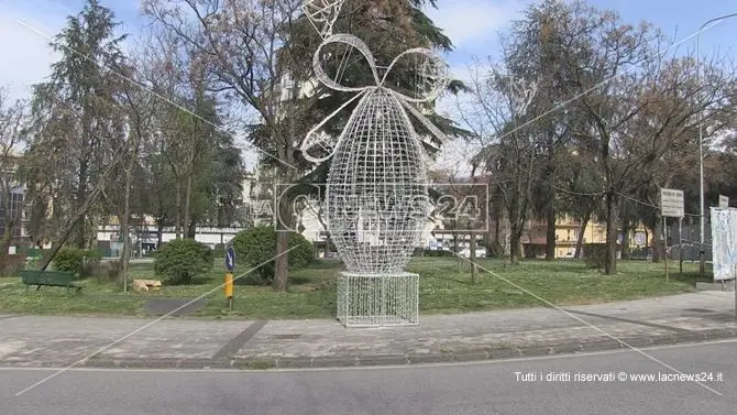 Cosenza, la crisi politica nell'uovo di Pasqua (con le luminarie) voluto da Occhiuto