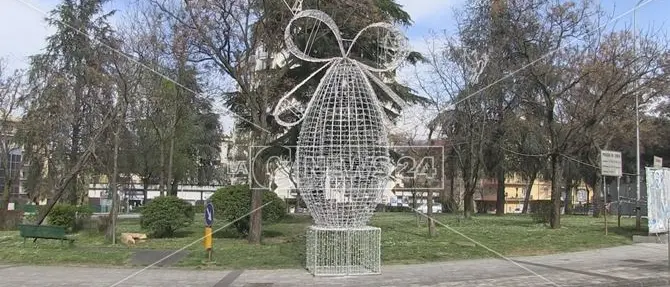 Cosenza, la crisi politica nell'uovo di Pasqua (con le luminarie) voluto da Occhiuto