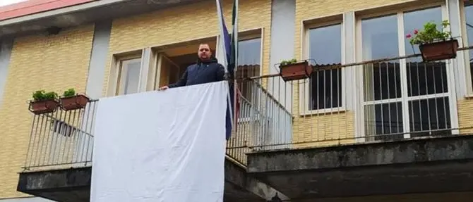 Uccisa dal fidanzato, Dasà ricorda Lorena nel giorno dell'ultimo saluto