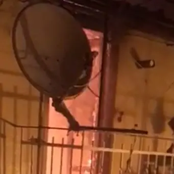 Lamezia, in strada con i materassi per salvare la famiglia dall’incendio