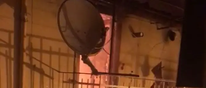 Lamezia, in strada con i materassi per salvare la famiglia dall’incendio