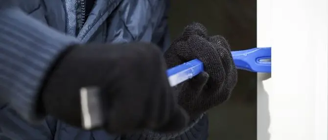 Gioia Tauro, cerca di rubare per due volte in un negozio: arrestato