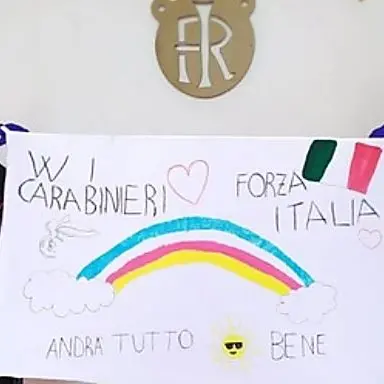 Bisignano, un disegno di bambini per i carabinieri: «Andrà tutto bene»