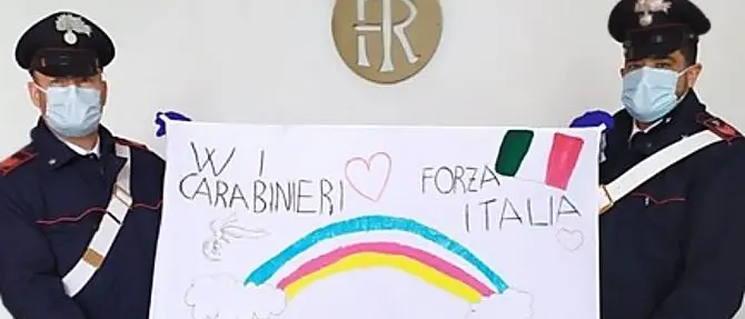 Bisignano, un disegno di bambini per i carabinieri: «Andrà tutto bene»
