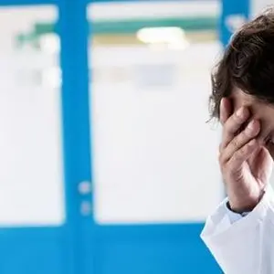 I medici di Crotone: «Moriamo a mani nude, chi dovrebbe proteggerci è invece assolto a priori»