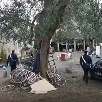 Violento pestaggio nella baraccopoli di Taurianova, migrante preso a bastonate: è grave