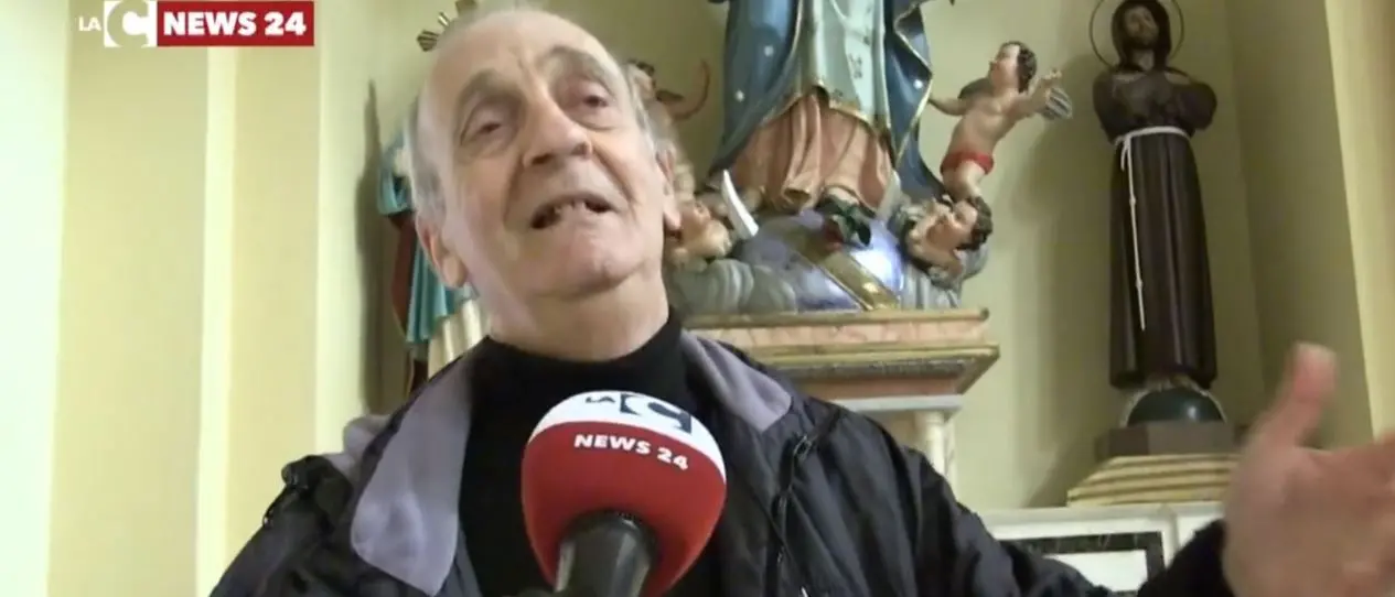 Messa “clandestina” a Filadelfia, il parroco: «Faccio il prete, non il vigile»