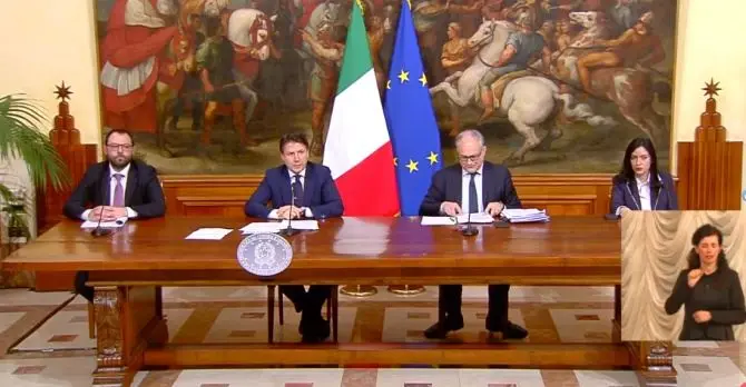 Decreto liquidità, il premier Conte annuncia: «400 miliardi alle imprese»