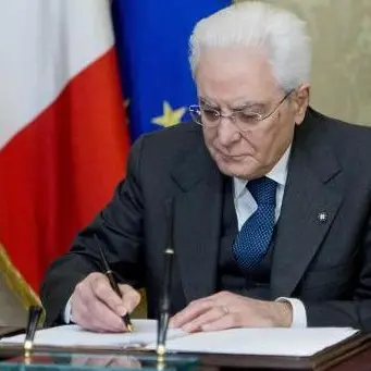 Mattarella: «Grazie a infermieri e medici, stanno pagando con la vita»