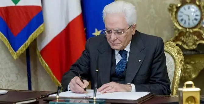 Mattarella: «Grazie a infermieri e medici, stanno pagando con la vita»